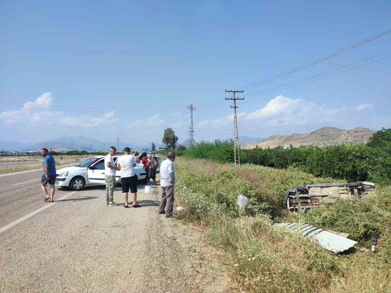 KOZAN İLÇESİNDE OTOMOBİLLE ÇARPIŞAN ARACIN BAHÇEYE DEVRİLDİĞİ KAZADA 4 KİŞİ YARALANDI.