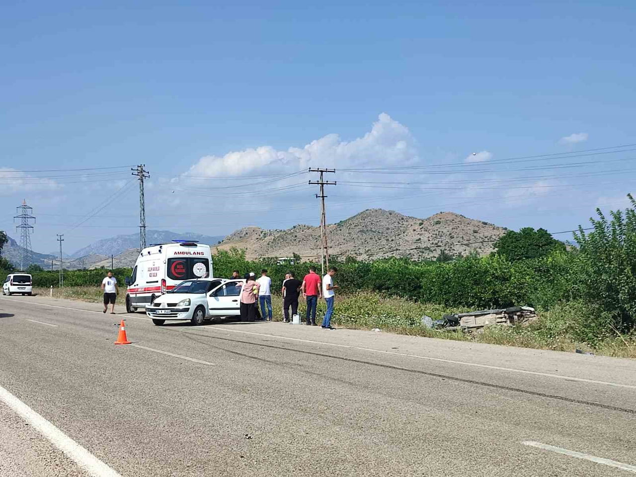 KOZAN İLÇESİNDE OTOMOBİLLE ÇARPIŞAN ARACIN BAHÇEYE DEVRİLDİĞİ KAZADA 4 KİŞİ YARALANDI.