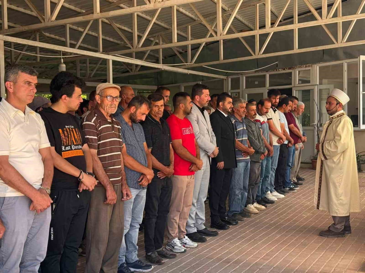 KÜÇÜK BERKANT İÇİN ÖĞLE NAMAZINI MÜTEAKİP KÖY CAMİSİNDE CENAZE NAMAZI KILINDI.