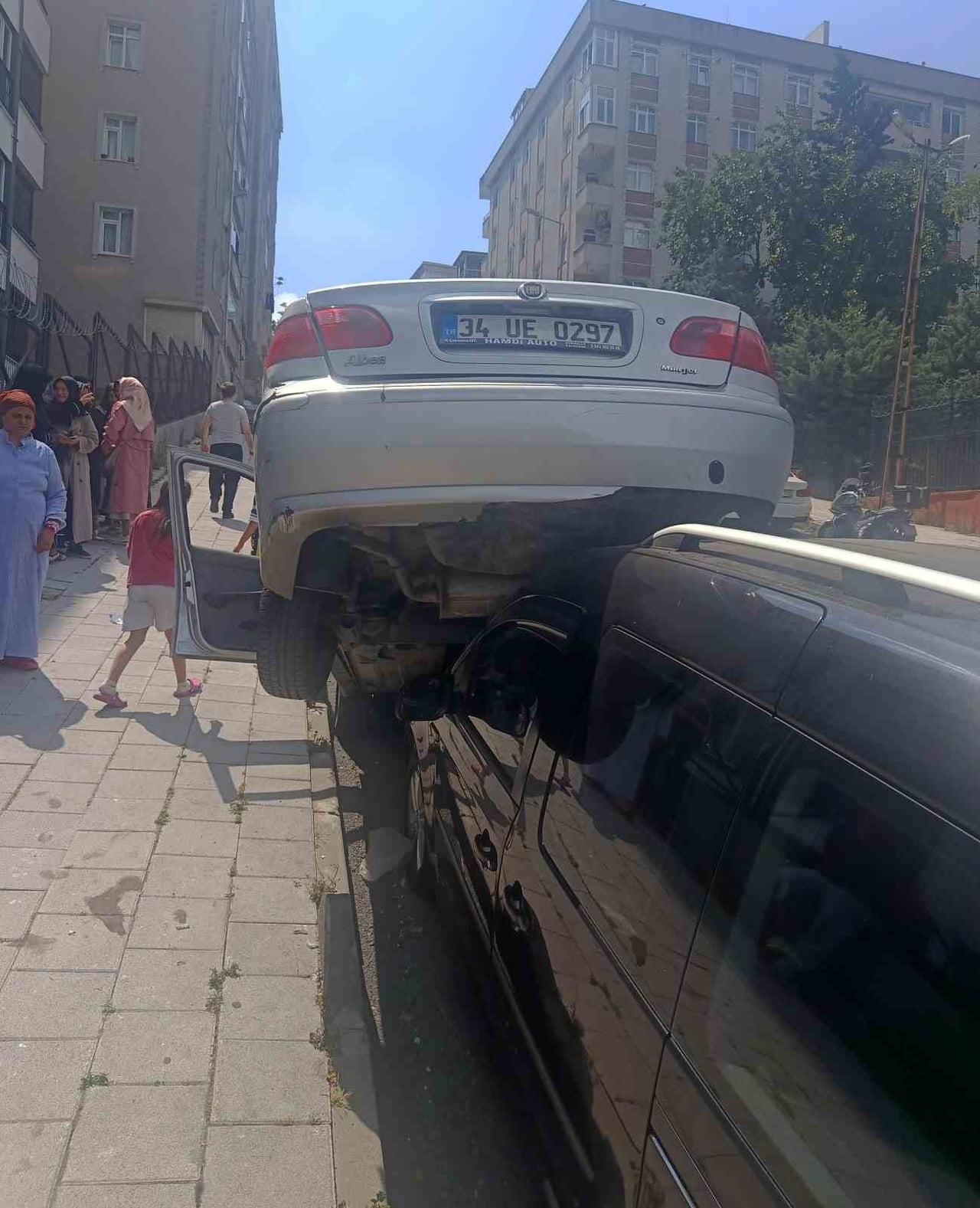 KÜÇÜKÇEKMECE'DE DİK RAMPAYI ÇIKMAYA ÇALIŞIRKEN GERİ GERİ KAYAN OTOMOBİL, HIZINI ALAMAYARAK...