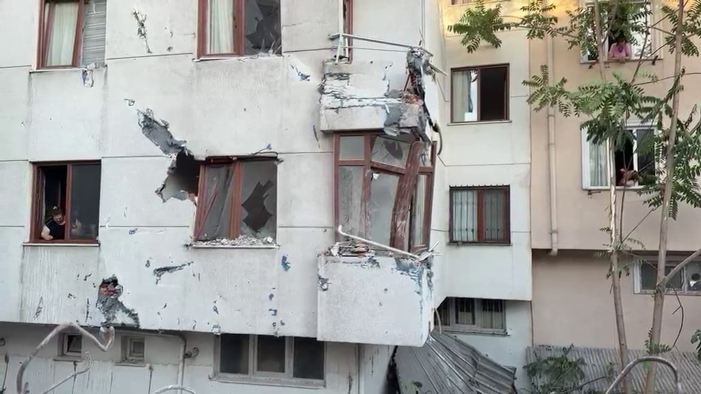 KÜÇÜKÇEKMECE'DE KENTSEL DÖNÜŞÜM KAPSAMINDA YIKIMI YAPILAN 5 KATLI BİNANIN BİR BÖLÜMÜ, YANINDAKİ...
