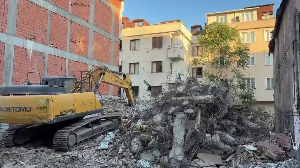 KÜÇÜKÇEKMECE'DE KENTSEL DÖNÜŞÜM KAPSAMINDA YIKIMI YAPILAN 5 KATLI BİNANIN BİR BÖLÜMÜ, YANINDAKİ...