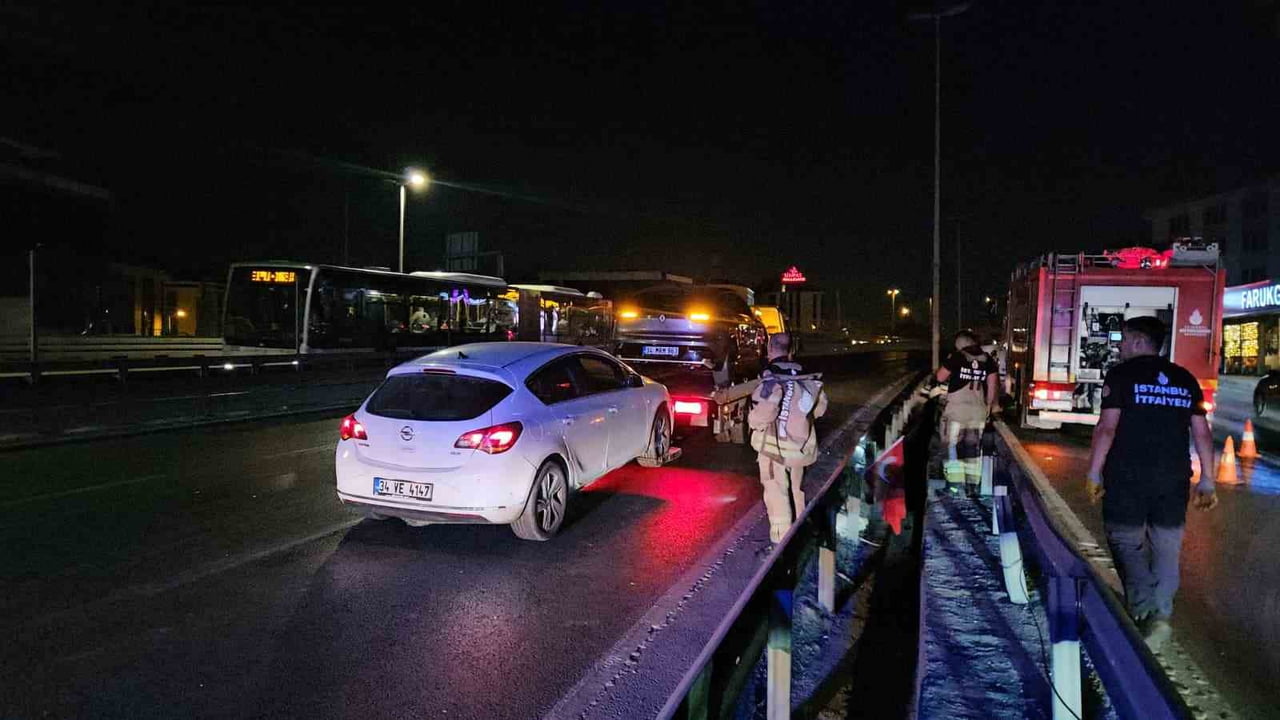 KÜÇÜKÇEKMECE'DE MAKAS ATAN SÜRÜCÜ KAZAYA SEBEP OLDU: 2 YARALI