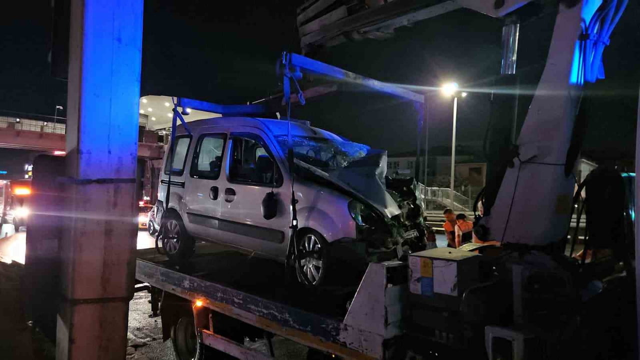KÜÇÜKÇEKMECE'DE MAKAS ATAN SÜRÜCÜ KAZAYA SEBEP OLDU: 2 YARALI