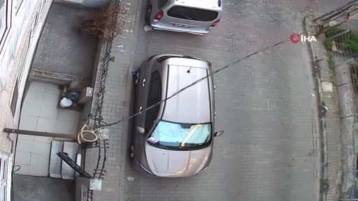 Küçükçekmece'de pusu kurup kurşun yağdıran kasklı saldırgan kamerada: Ağır yaralanan şahıs...
