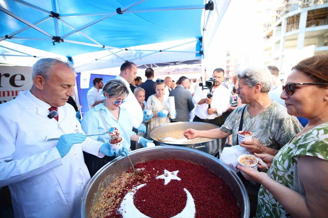 KÜÇÜKÇEKMECE BELEDİYESİ, MUHARREM AYININ BİRLİK, BERABERLİK VE PAYLAŞMA KÜLTÜRÜNÜ AŞURE İKRAMIYLA...