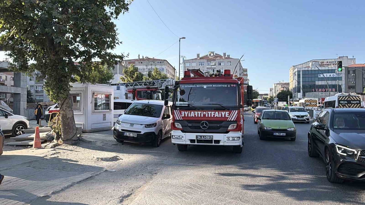 KÜÇÜKÇEKMECE’DE, 15 İŞÇİ 3 AYDIR MAAŞ ALAMADIKLARI GEREKÇESİYLE İNŞAATIN TEPESİNE ÇIKTI. OLAY...