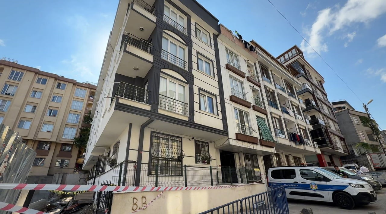 KÜÇÜKÇEKMECE’DE BİR İNŞAATIN TEMEL KAZISI SIRASINDA YAN TARAFTA BULUNAN BİNANIN BAHÇESİNDE KISMİ...