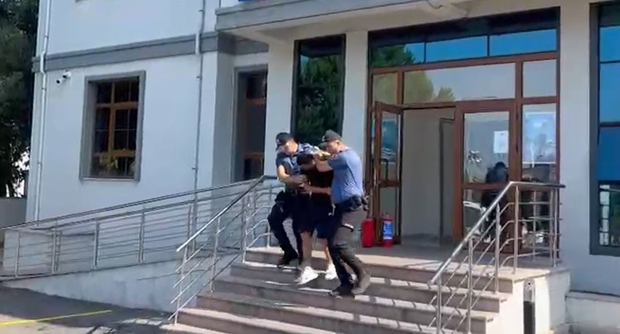 KÜÇÜKÇEKMECE’DE BİR KUYUMCUYA FARKLI TARİHLERDE SAHTE ALTIN SATAN ŞÜPHELİLER YAKALANDI.