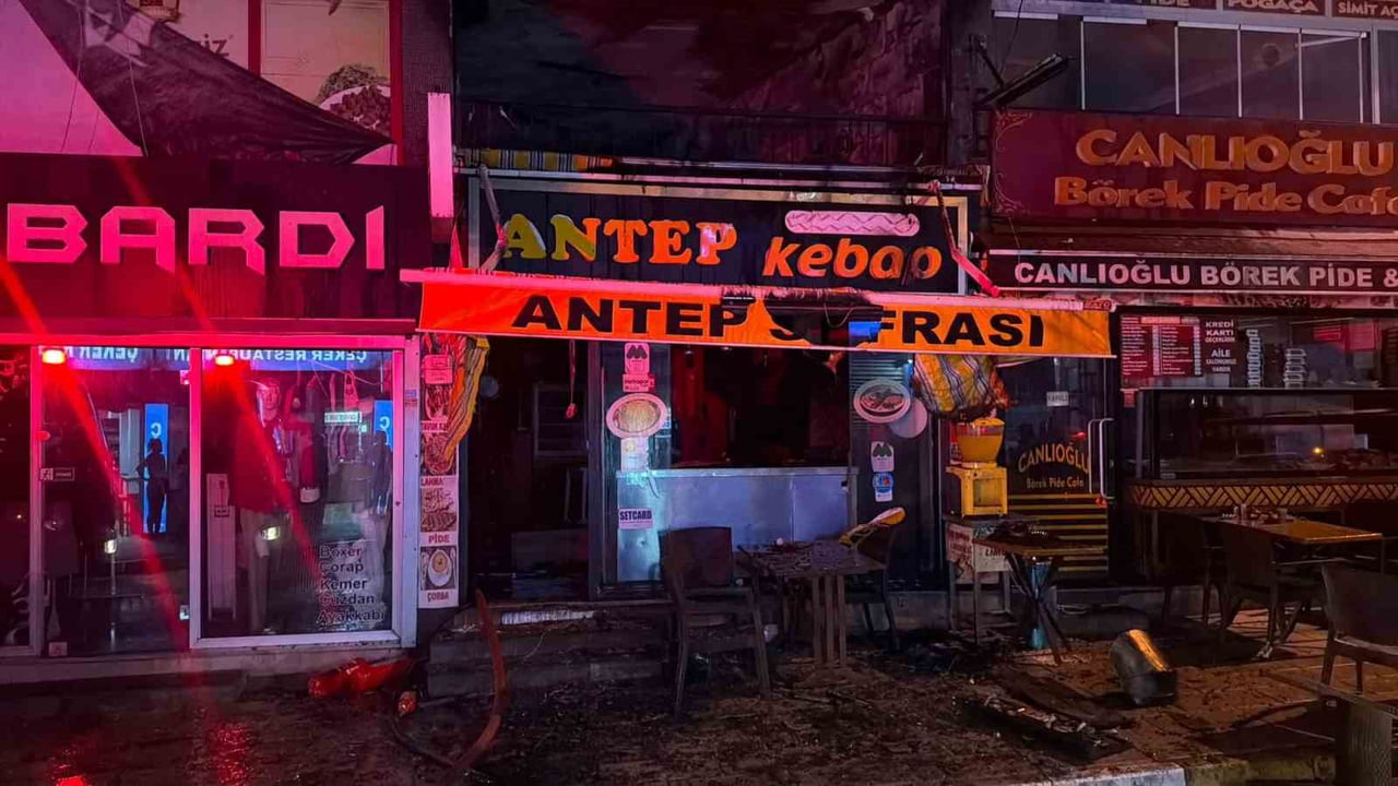KÜÇÜKÇEKMECE’DE BİR RESTORANIN BACASINDA ÇIKAN YANGIN, 5 KATLI İŞ MERKEZİNE SIÇRADI. İTFAİYE...