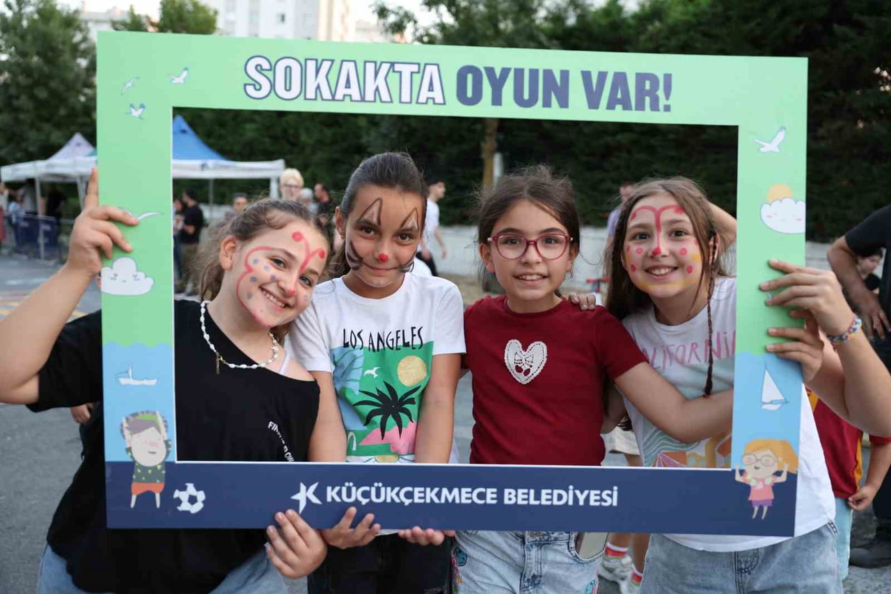 KÜÇÜKÇEKMECE’DE BU YIL ÜÇÜNCÜSÜ DÜZENLENEN VE KUŞAKTAN KUŞAĞA AKTARILAN SOKAK OYUNLARINI...