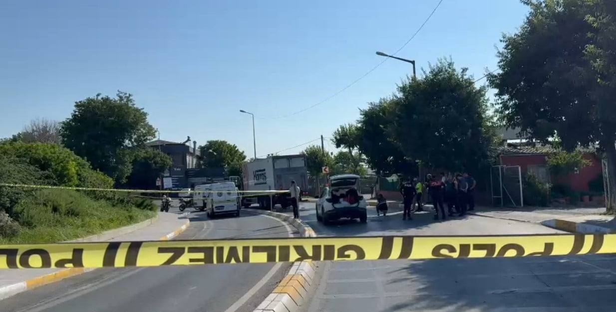 KÜÇÜKÇEKMECE’DE, KARŞIDAN KARŞIYA GEÇMEYE ÇALIŞAN BİR KADIN, KAMYONUN ÇARPMASI SONUCU HAYATINI...