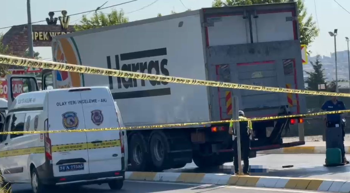 KÜÇÜKÇEKMECE’DE, KARŞIDAN KARŞIYA GEÇMEYE ÇALIŞAN BİR KADIN, KAMYONUN ÇARPMASI SONUCU HAYATINI...