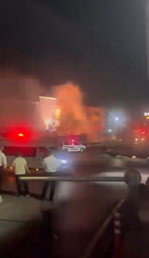 KÜÇÜKÇEMECE’DE ELEKTRİK TRAFOSU BOMBA GİBİ PATLADI. TRAFONUN YANMA ANI CEP TELEFONU İLE...