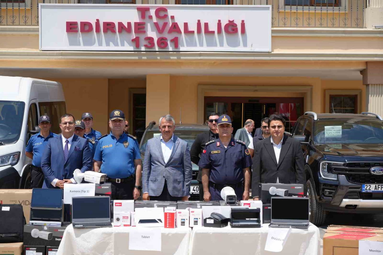 KULLANIMINA SUNULAN ARAÇ VE TEKNOLOJİK EKİPMANLAR, DÜZENLENEN TÖRENLE TESLİM EDİLDİ.