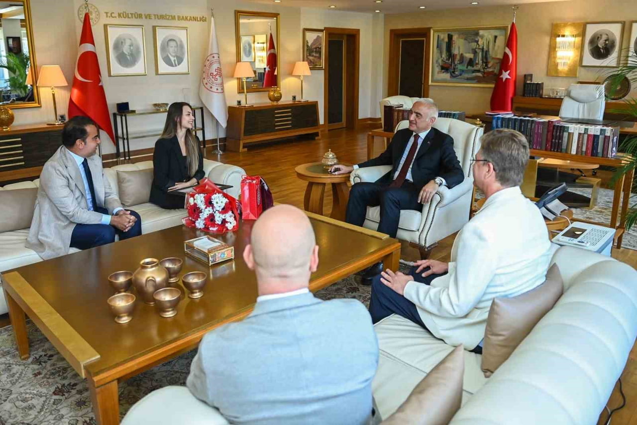 KÜLTÜR VE TURİZM BAKANI MEHMET NURİ ERSOY, BOLŞOY TİYATROSU'NDA TARİHİ BİR BAŞARIYA İMZA ATAN...