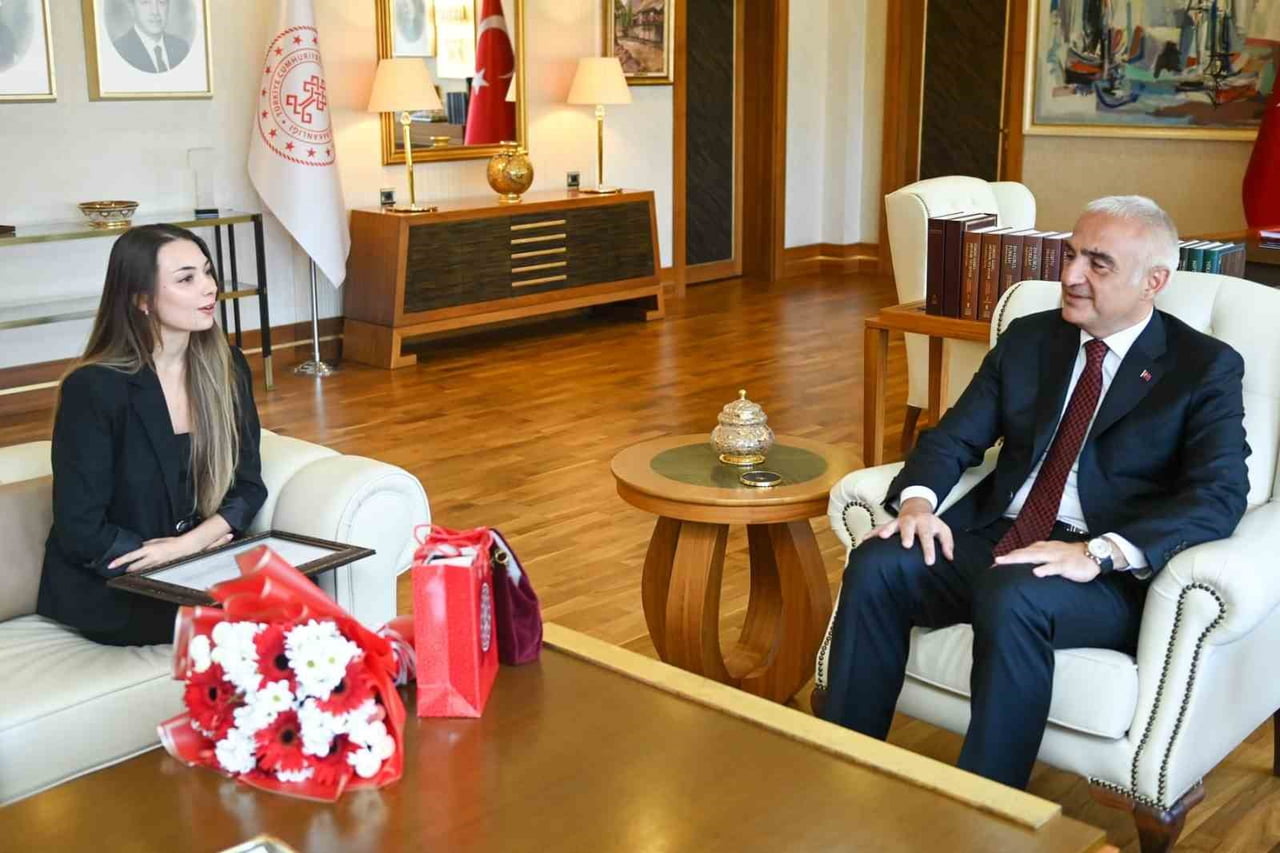 KÜLTÜR VE TURİZM BAKANI MEHMET NURİ ERSOY, BOLŞOY TİYATROSU'NDA TARİHİ BİR BAŞARIYA İMZA ATAN...