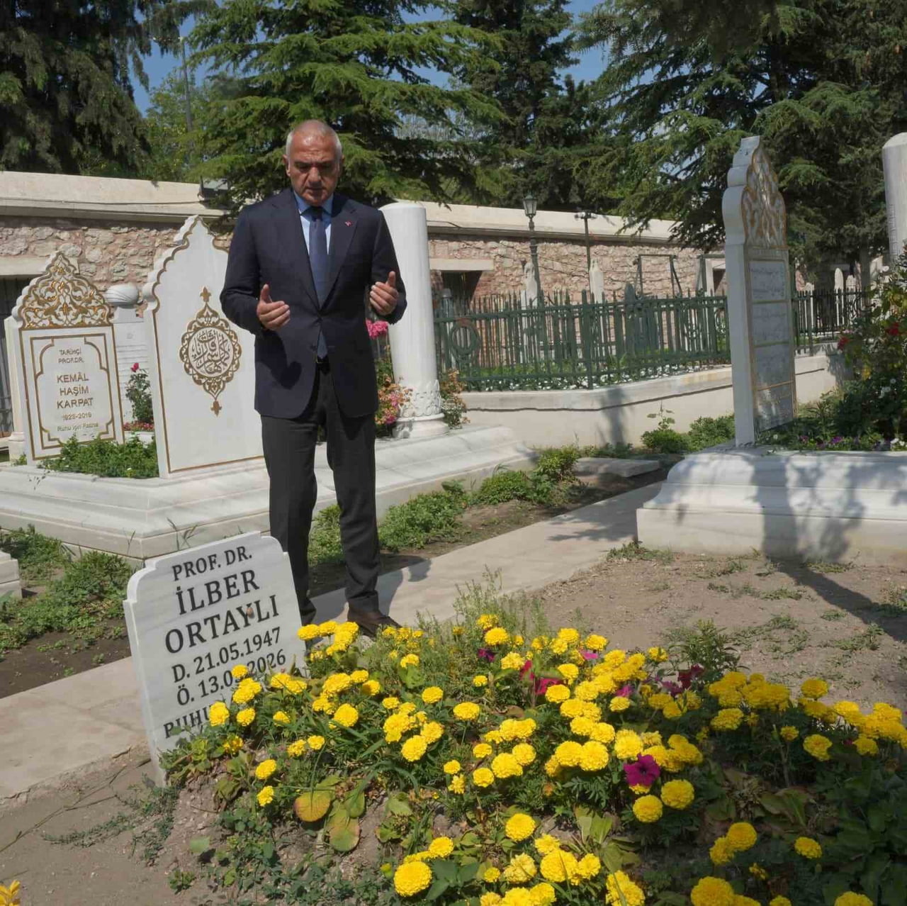 KÜLTÜR VE TURİZM BAKANI MEHMET NURİ ERSOY, İLBER ORTAYLI'NIN MEZARINI ZİYARET ETTİ