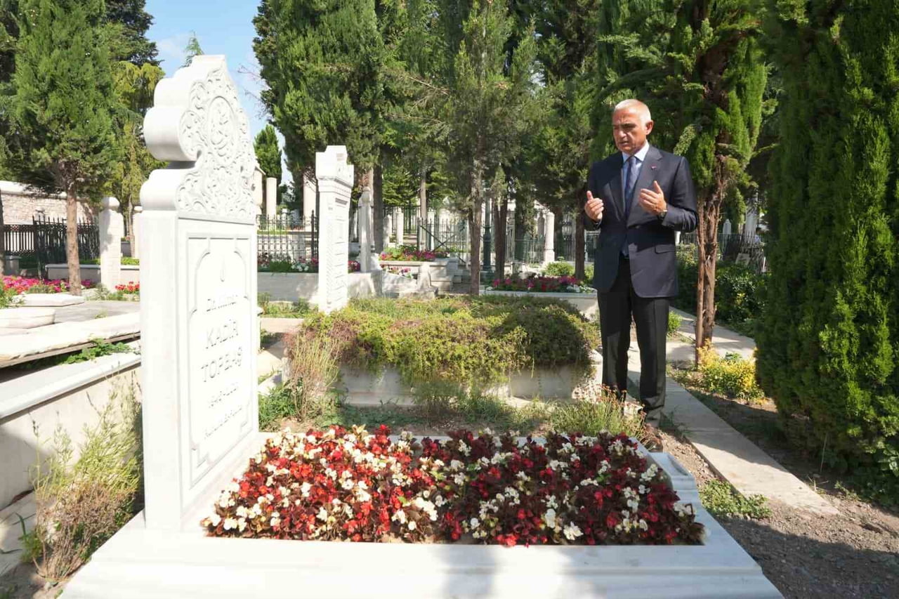 KÜLTÜR VE TURİZM BAKANI MEHMET NURİ ERSOY, KADİR TOPBAŞ'IN MEZARINI ZİYARET ETTİ