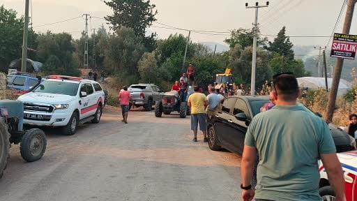 Kumluca'da yangın ihbarıyla alevlerin kapıya dayanması bir oldu, 10 ev kullanılamaz hale geldi
