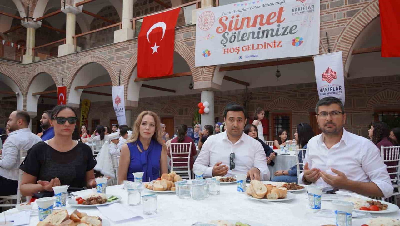 KUR'AN-I KERİM TİLAVETİ VE DUALARIN ARDINDAN TARİHİ KURŞUNLU HAN'DA SÜNNET ŞÖLENİ...