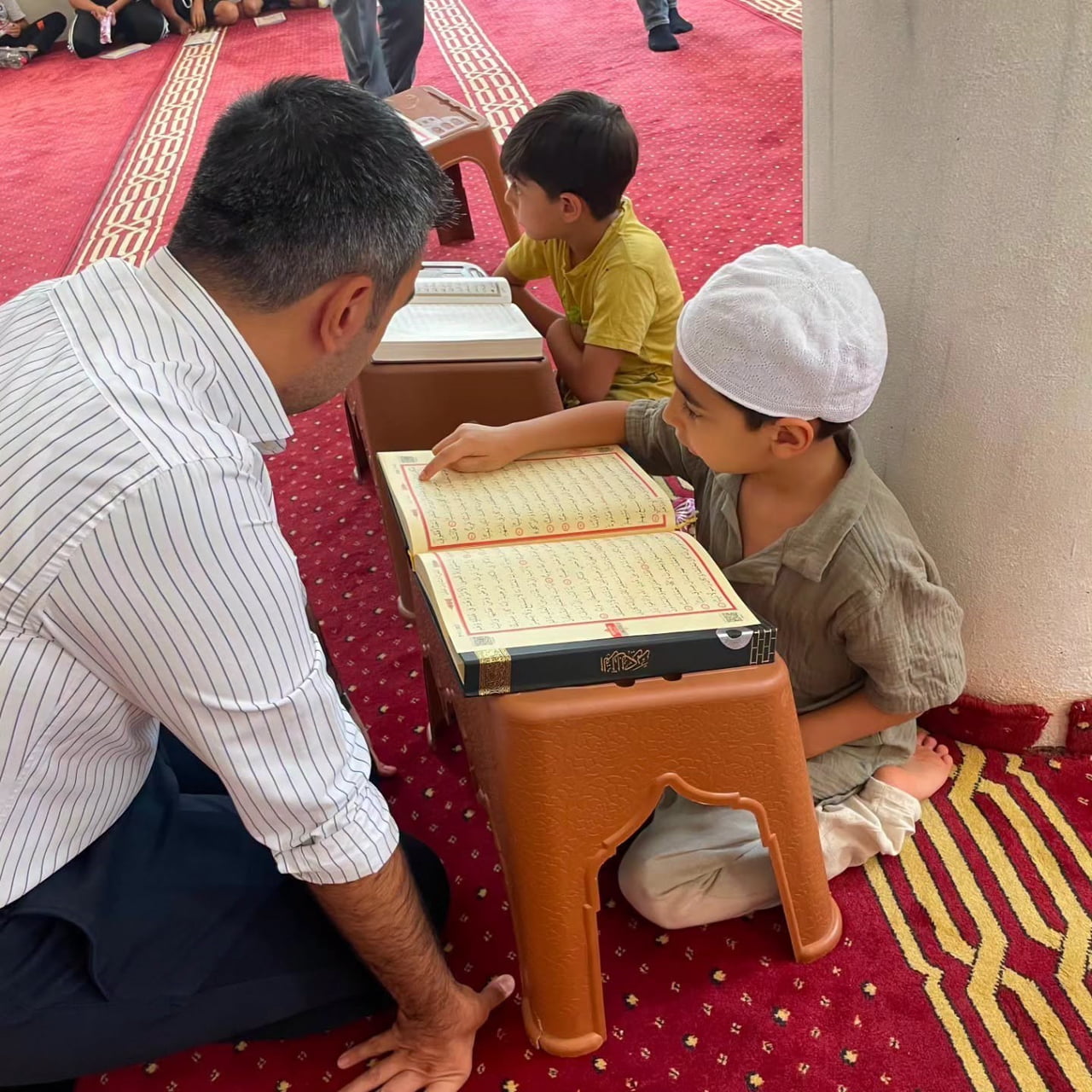 KUR’AN-I KERİM’İ OKUMAYA GEÇEN ÖĞRENCİLERLE SOHBET EDEN DİCLE KAYMAKAMI MUSTAFA ATIŞ, YAZ...