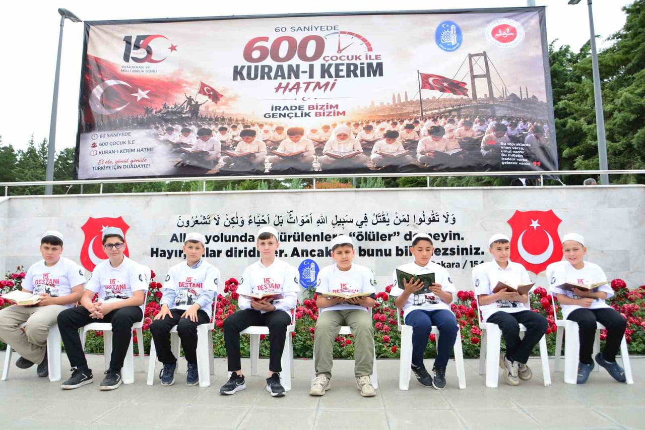 KURAN KURSU ÖĞRENCİLERİ BİR ARAYA GELEREK 1 DAKİKADA KURANI KERİMİ HATMETTİ