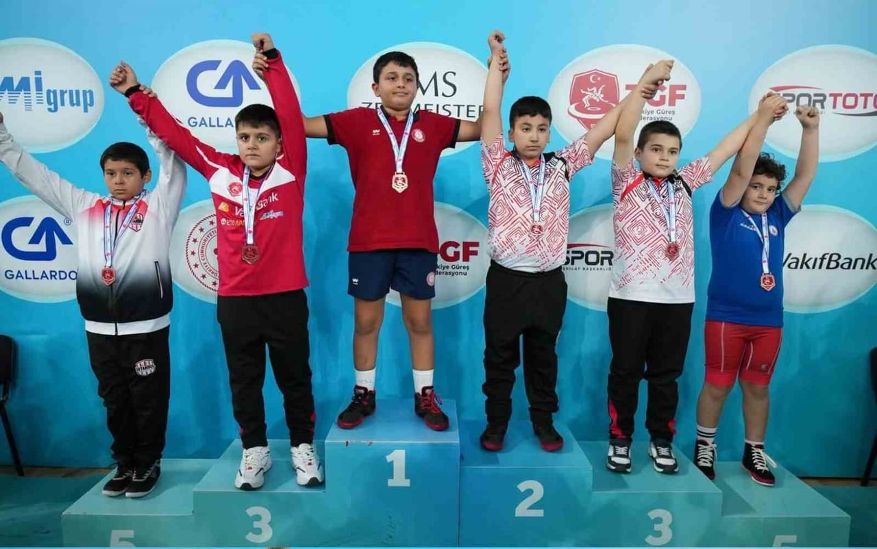 KUŞADALI MİNİK GÜREŞÇİLER ŞAMPİYONADAN BAŞARIYLA DÖNDÜ
