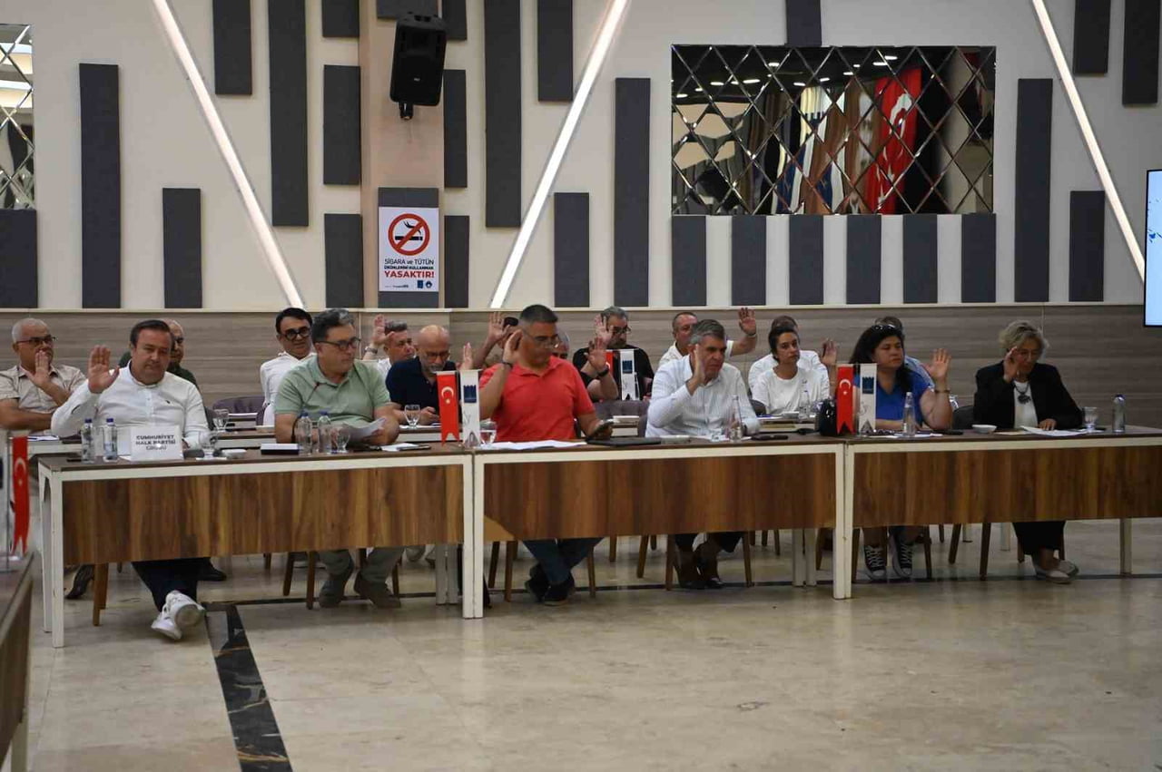KUŞADASI BELEDİYE MECLİSİ'NİN TEMMUZ AYI TOPLANTISINDA ELEKTRİKLİ ARAÇ ALIMI, ADALI KART...