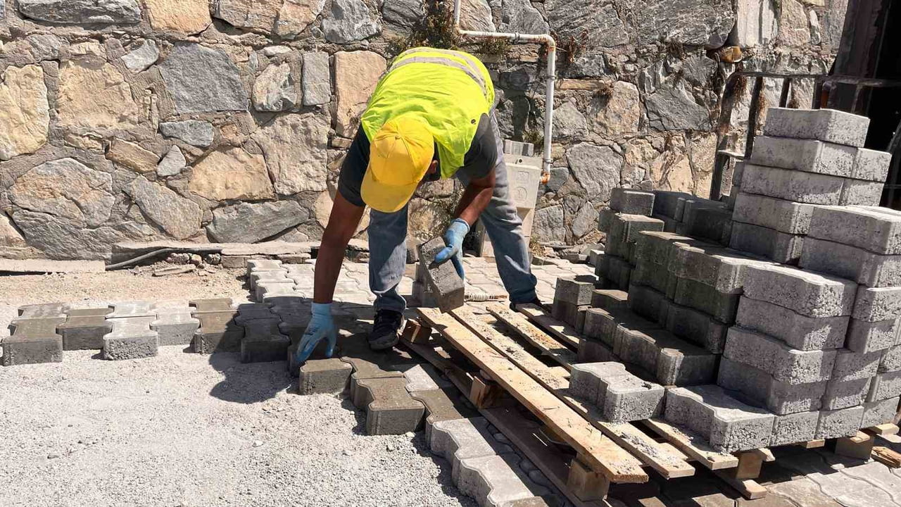 KUŞADASI BELEDİYESİ, KADINLAR DENİZİ MAHALLESİ'NDE YAKLAŞIK 2 BİN METREKARELİK ALANDA YOL YENİLEME...