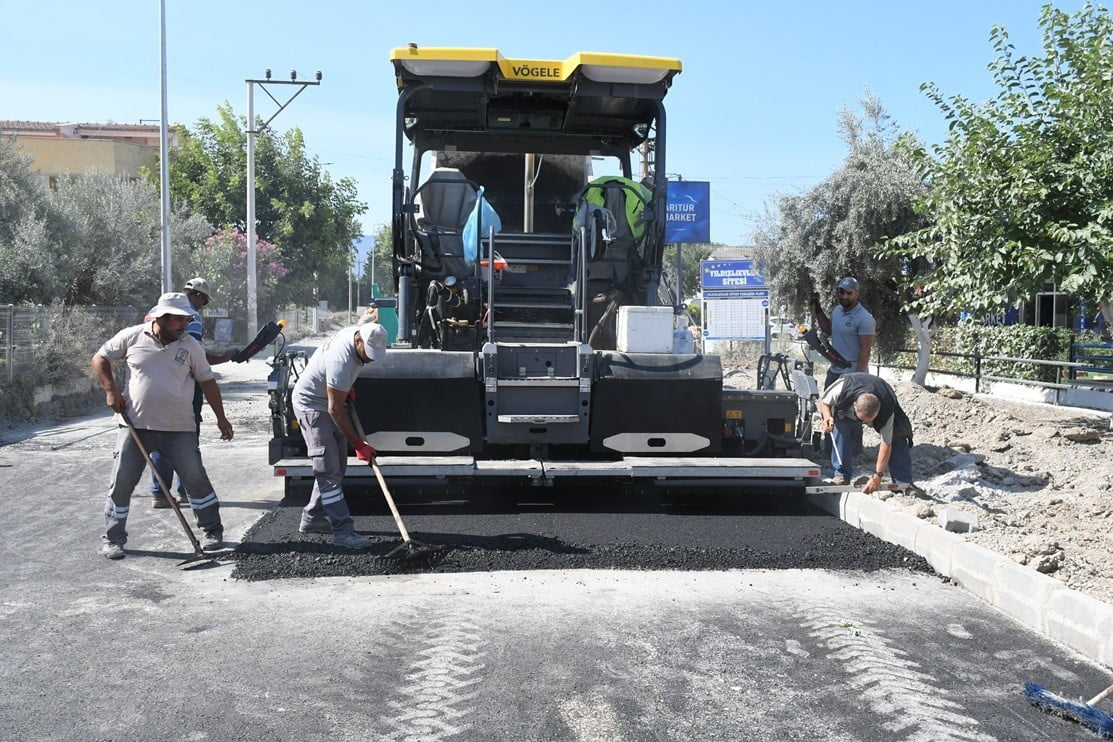 KUŞADASI BELEDİYESİ TARAFINDAN KARAOVA MAHALLESİ'NDE YÜRÜTÜLEN 3 BİN METREKARELİK SICAK ASFALT...