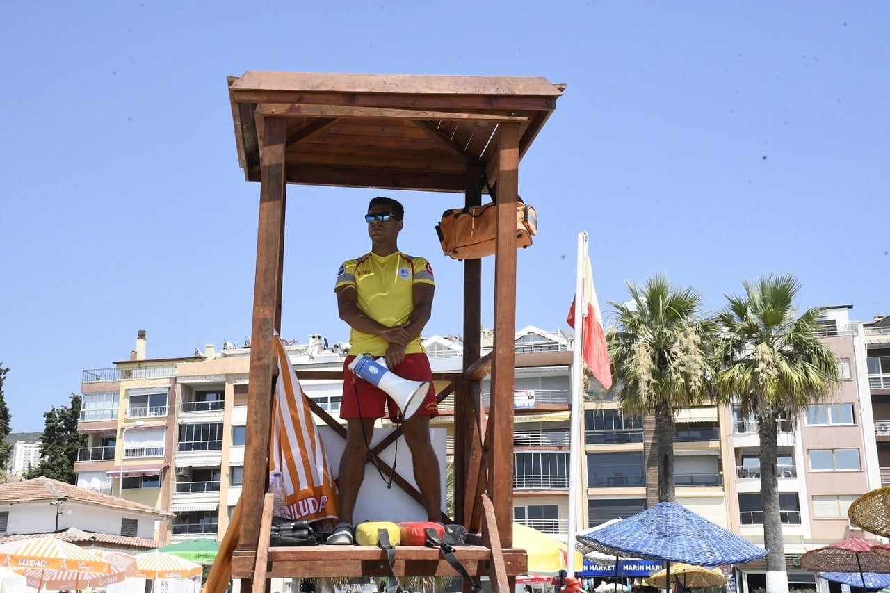 KUŞADASI BELEDİYESİ, YAZ SEZONUNDA SAHİLLERDE CANKURTARAN HİZMETİ, GÜVENLİ YÜZME KULVARLARI VE...