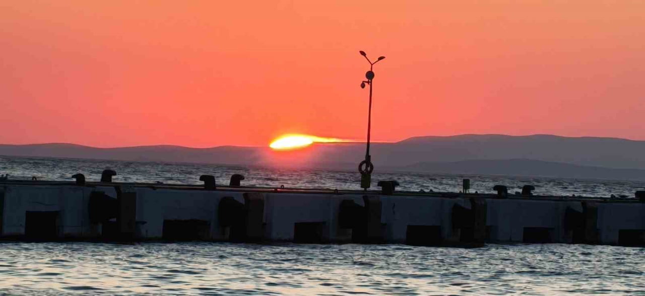 KUŞADASI, GÜN BATIMINDA KIZILA BOYANIYOR