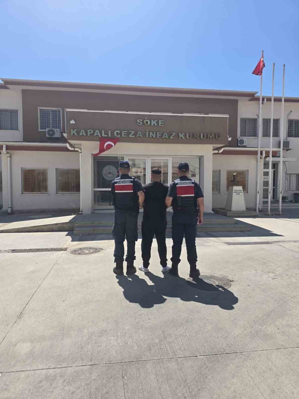 KUŞADASI İLÇESİNDE DÜZENLENEN ORGANİZE SUÇ OPERASYONUNDA YAKALANAN 2 ŞÜPHELİ SEVK EDİLDİKLERİ ADLİ...