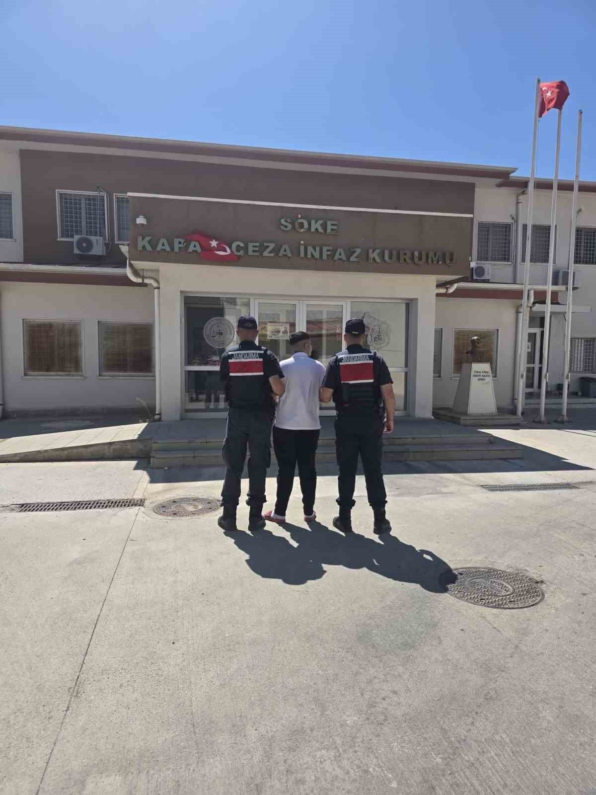 KUŞADASI İLÇESİNDE DÜZENLENEN ORGANİZE SUÇ OPERASYONUNDA YAKALANAN 2 ŞÜPHELİ SEVK EDİLDİKLERİ ADLİ...