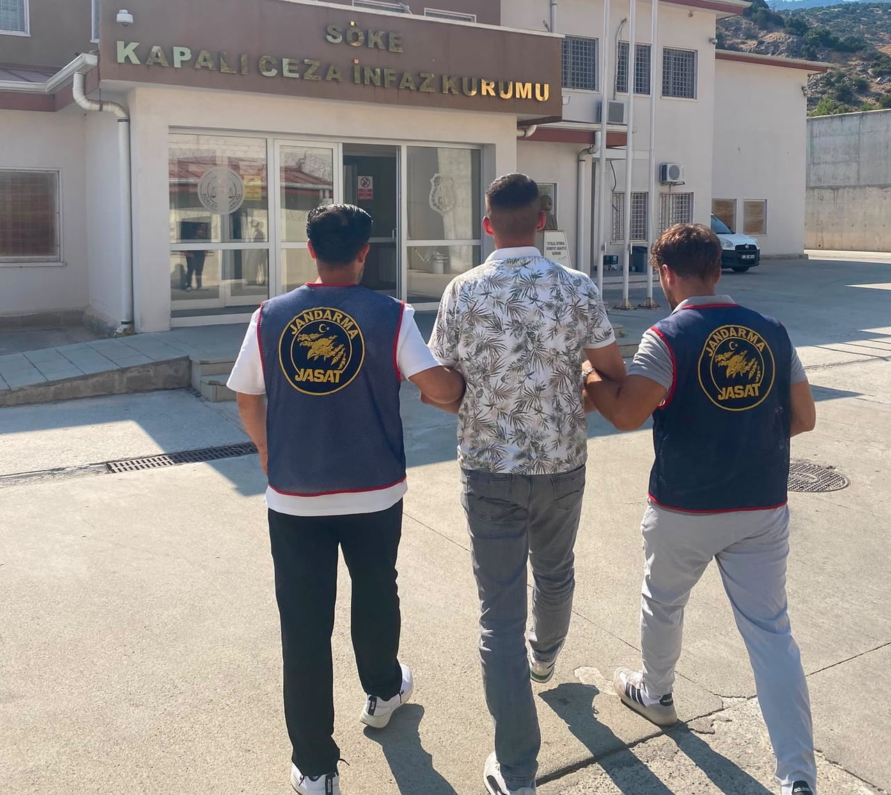 KUŞADASI’NDA 20 YIL HAPİS CEZASI İLE ARANAN ŞAHIS YAKALANDI