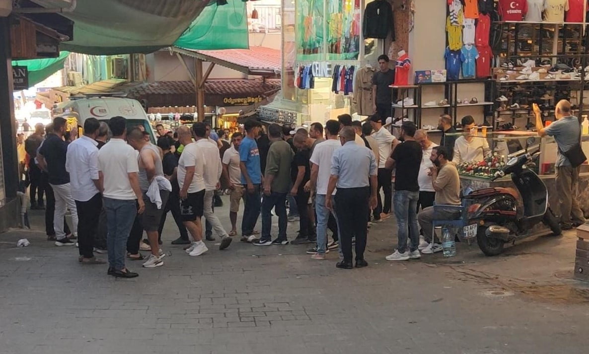 KUŞADASI’NDA MÜŞTERİ KAPMA KAVGASINDA 2 TUTUKLAMA