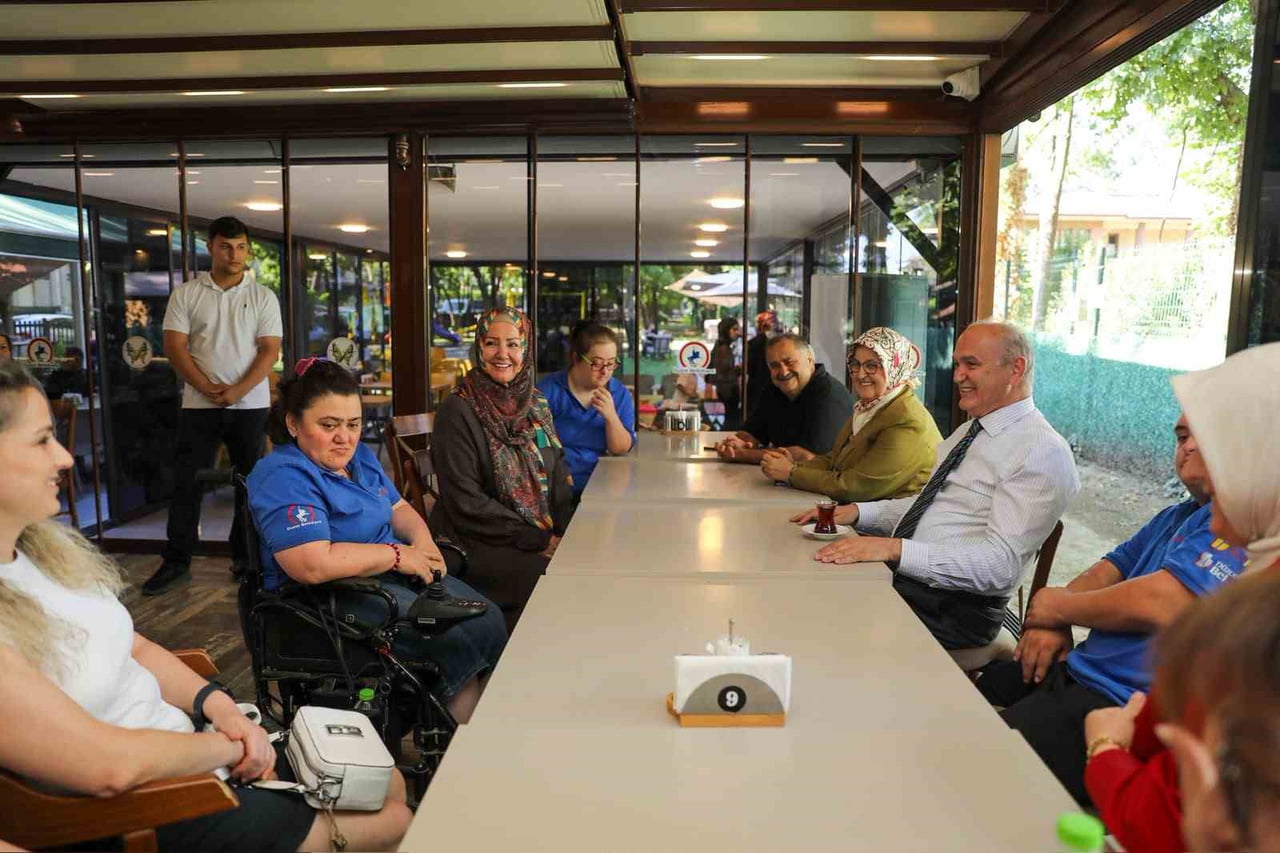 KUSURSUZ KAFE’DE KADIN HAYRANLARI İLE BULUŞAN İKBAL GÜRPINAR, DÜZCE BELEDİYE BAŞKANI DR. FARUK...