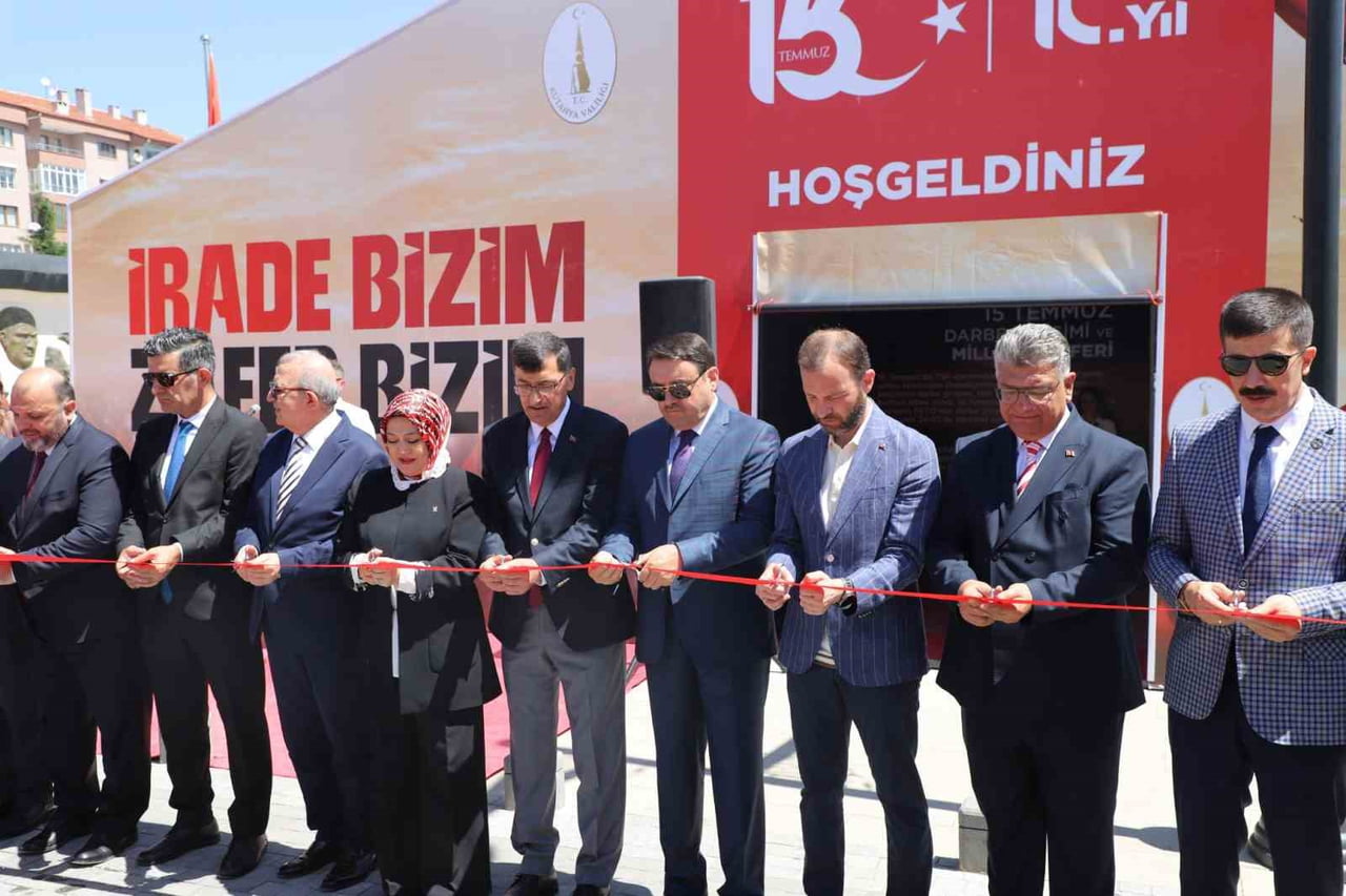 KÜTAHYA'DA '15 TEMMUZ ANMA VE DENEYİMLEME ÇADIRI' ZAFER MEYDANI'NDA AÇILDI