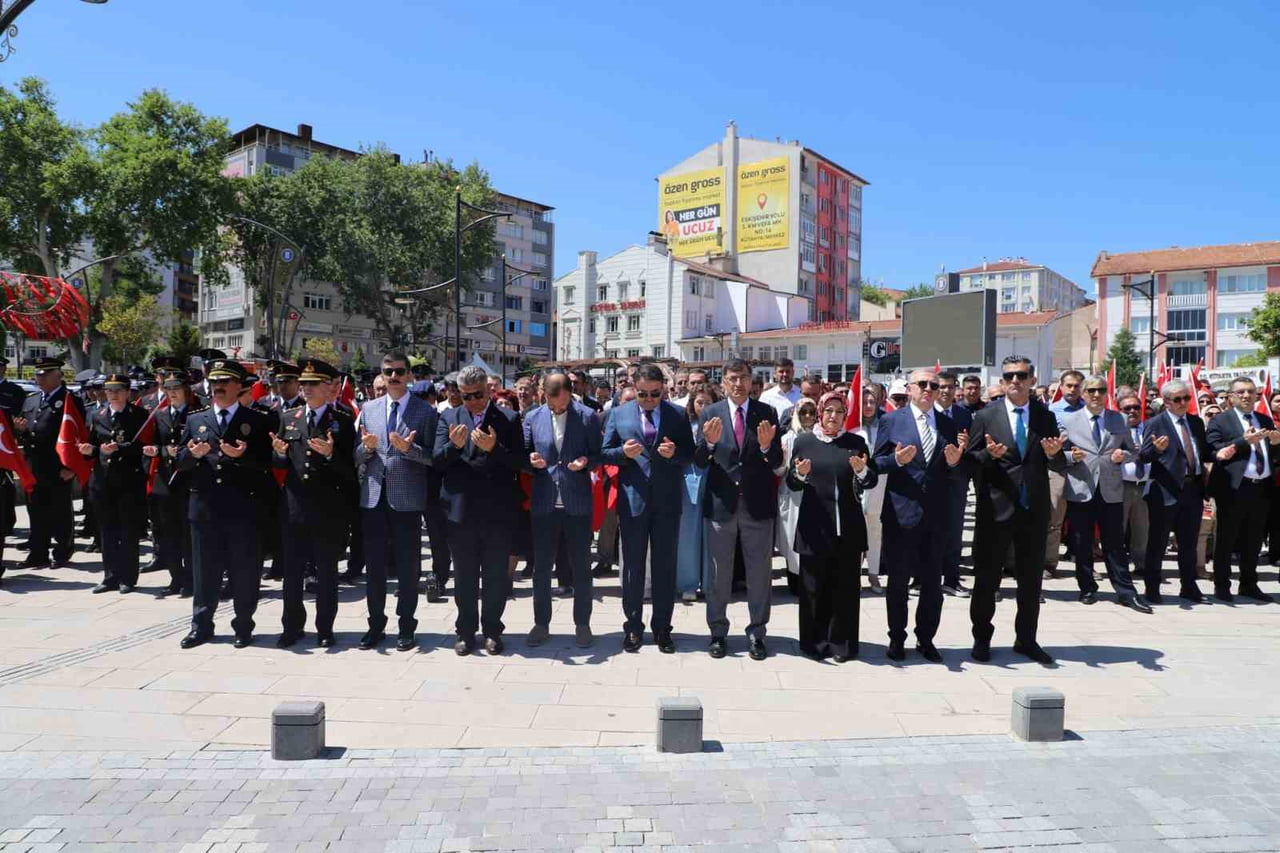KÜTAHYA'DA '15 TEMMUZ ANMA VE DENEYİMLEME ÇADIRI' ZAFER MEYDANI'NDA AÇILDI
