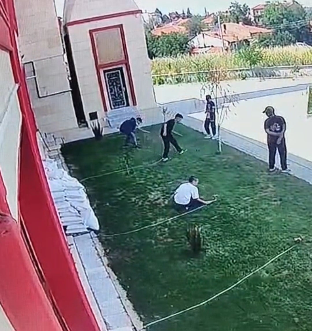 KÜTAHYA'DA BİR CAMİNİN BAHÇESİNDE MEYDANA GELEN VANDALLIK OLAYI GÜVENLİK KAMERALARINA...