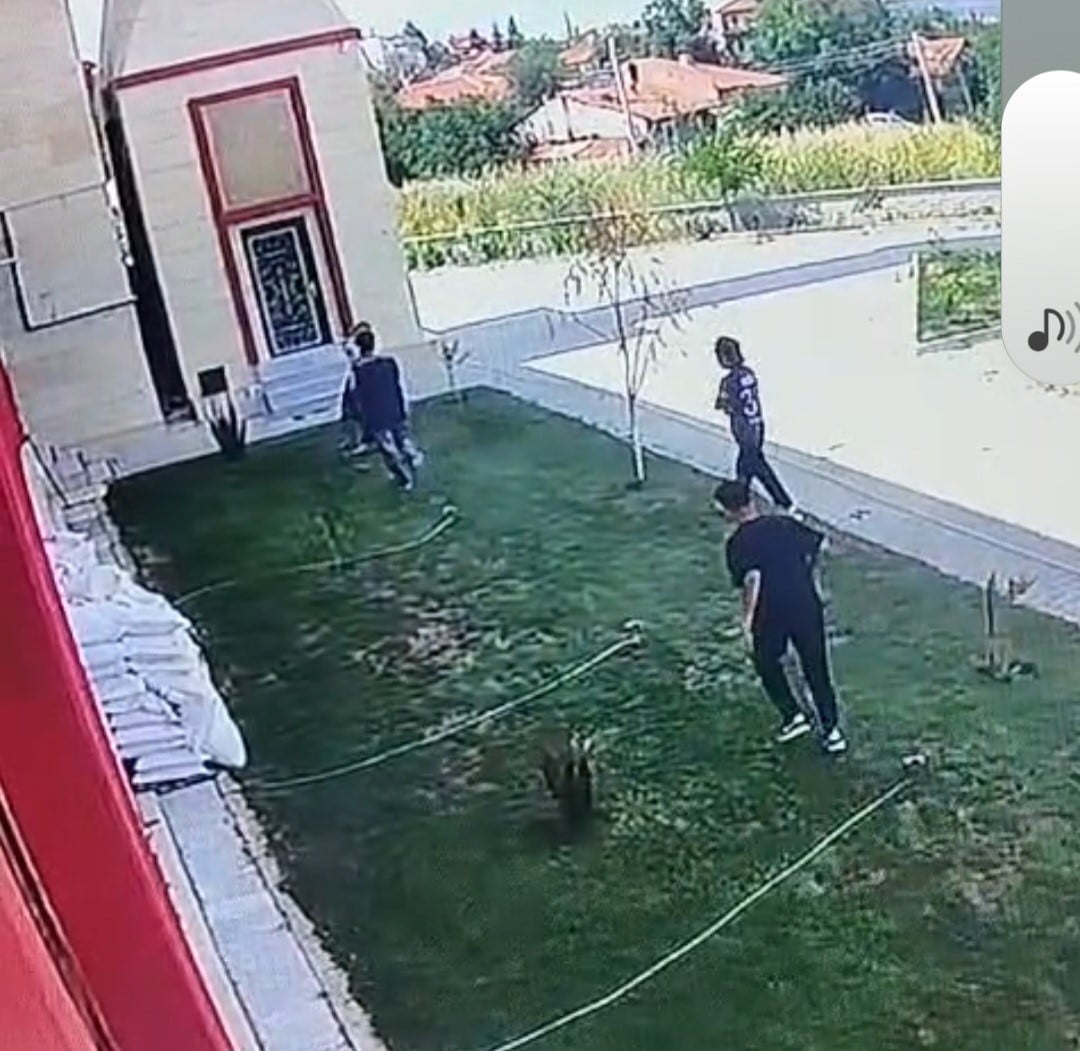 KÜTAHYA'DA BİR CAMİNİN BAHÇESİNDE MEYDANA GELEN VANDALLIK OLAYI GÜVENLİK KAMERALARINA...