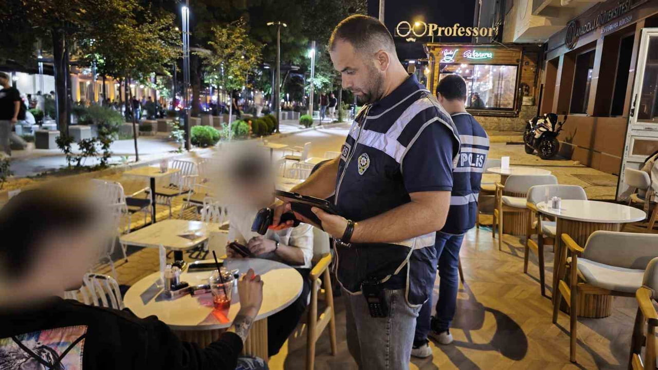 KÜTAHYA'DA HUZUR GÜVEN UYGULAMASINDA 6 ARANAN ŞAHIS YAKALANDI