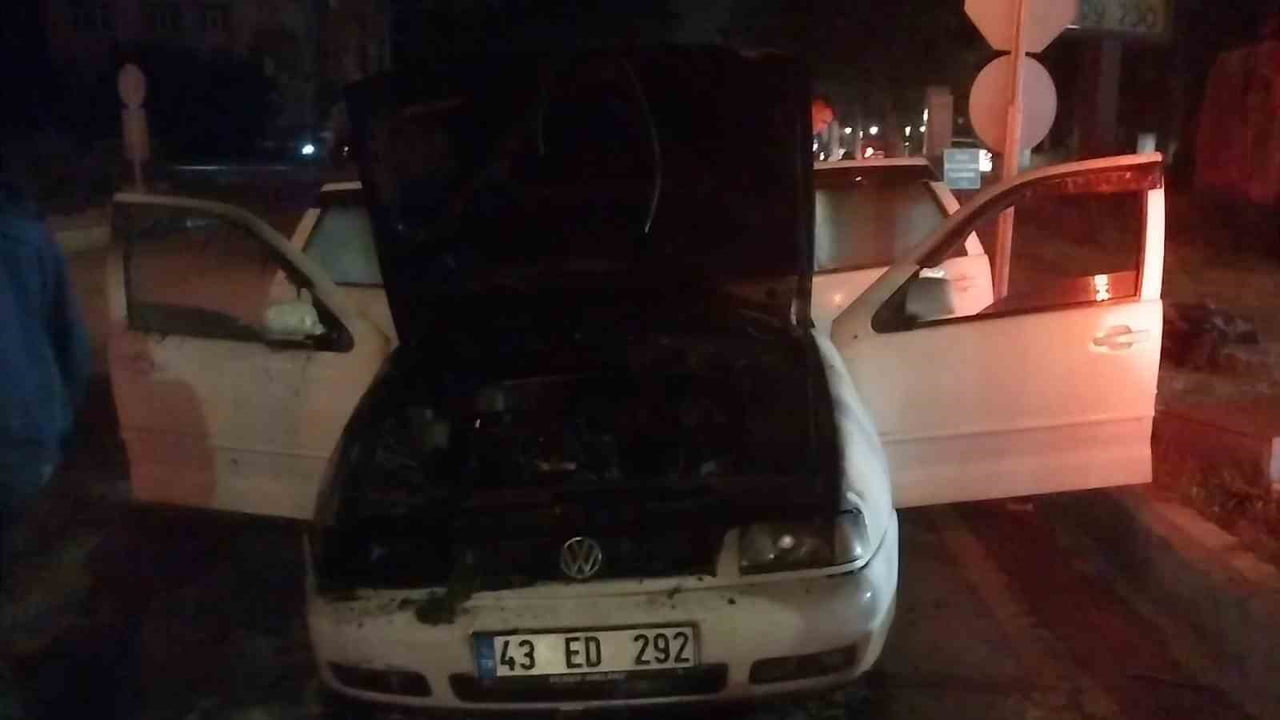 KÜTAHYA'DA KORKUTAN ARAÇ YANGINI
