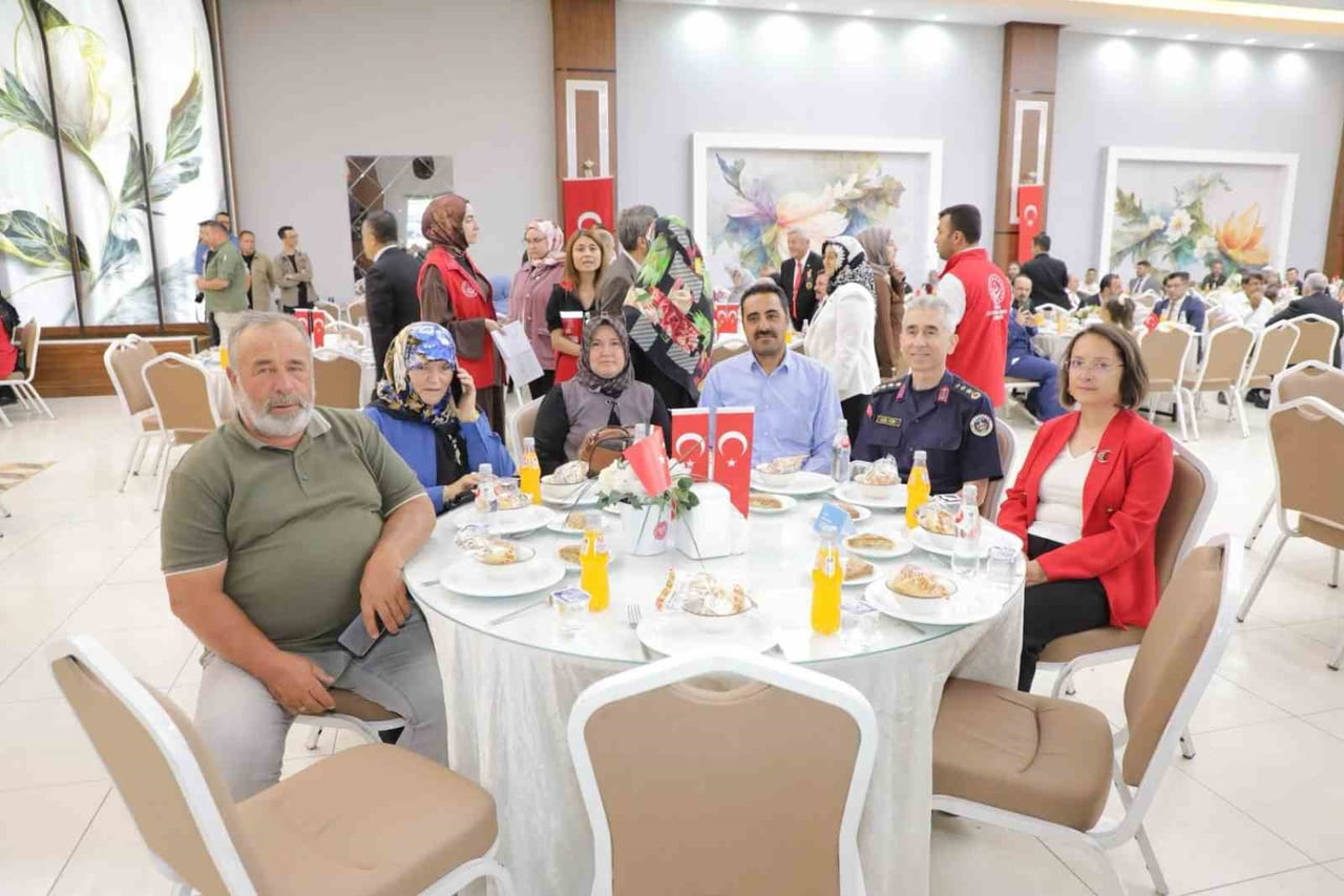 KÜTAHYA'DA ŞEHİT AİLELERİ VE GAZİLERLE AYNI SOFRADA BULUŞTU