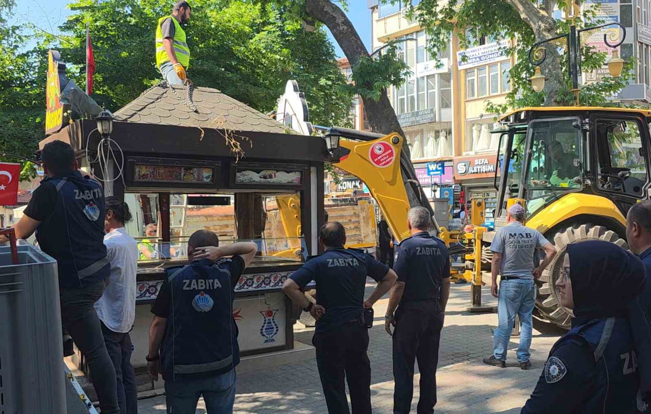 KÜTAHYA'NIN EN YOĞUN YAYA GÜZERGÂHLARINDAN BİRİ OLAN CUMHURİYET CADDESİ'NDE HALK ARASINDA SEVGİ...