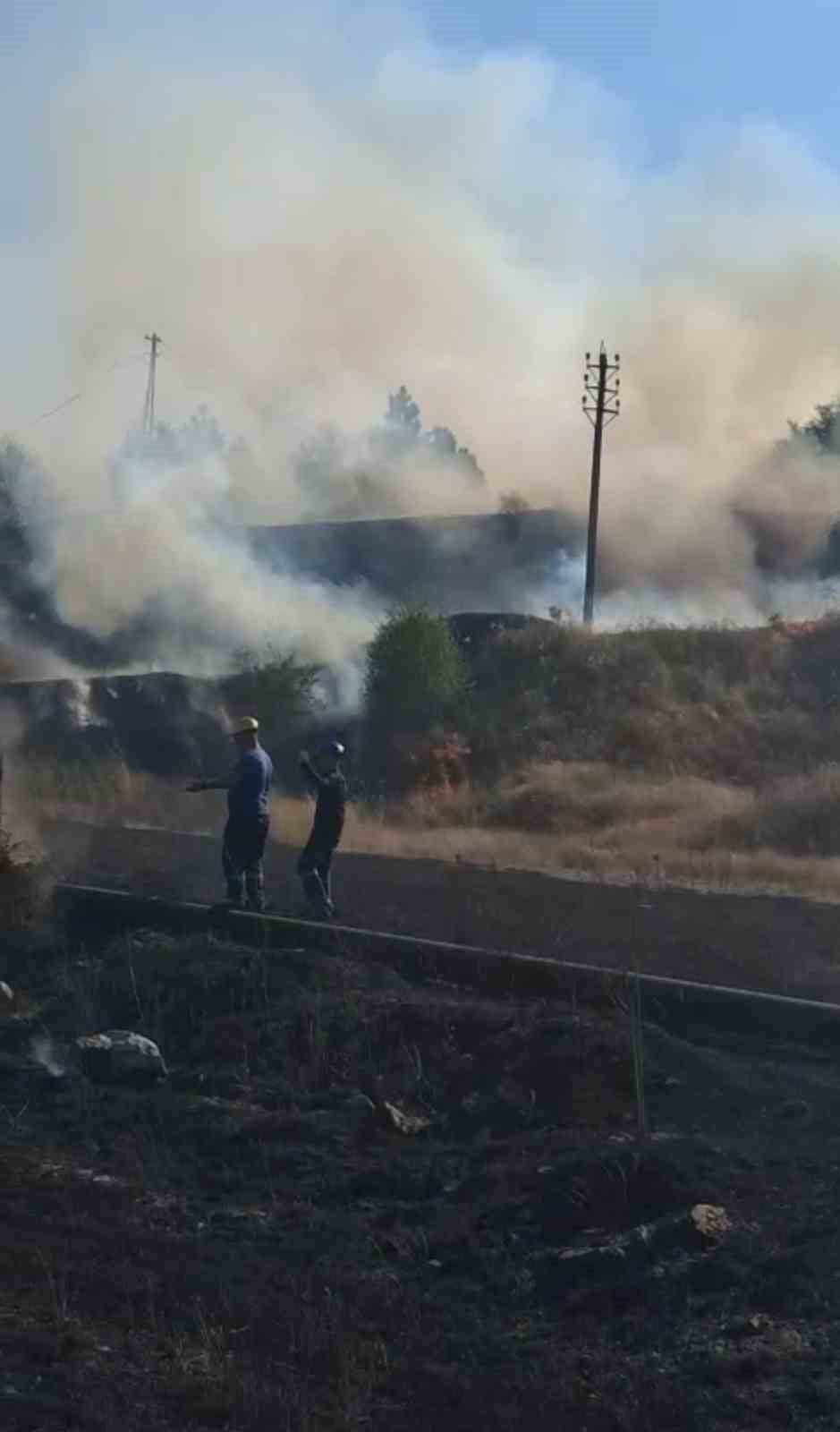 KÜTAHYA'NIN TAVŞANLI İLÇESİNDE OTLUK ALANDA ÇIKAN YANGIN, EKİPLERİN HIZLI VE KOORDİNELİ MÜDAHALESİ...