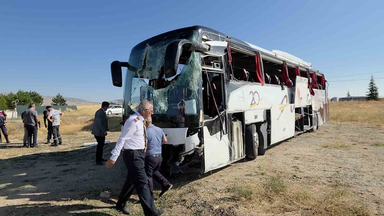 KÜTAHYA-AFYONKARAHİSAR KARA YOLUNDA YOLCU OTOBÜSÜ BARİYERLERE ÇARPARAK DEVRİLDİ. OLAYDA İLK...