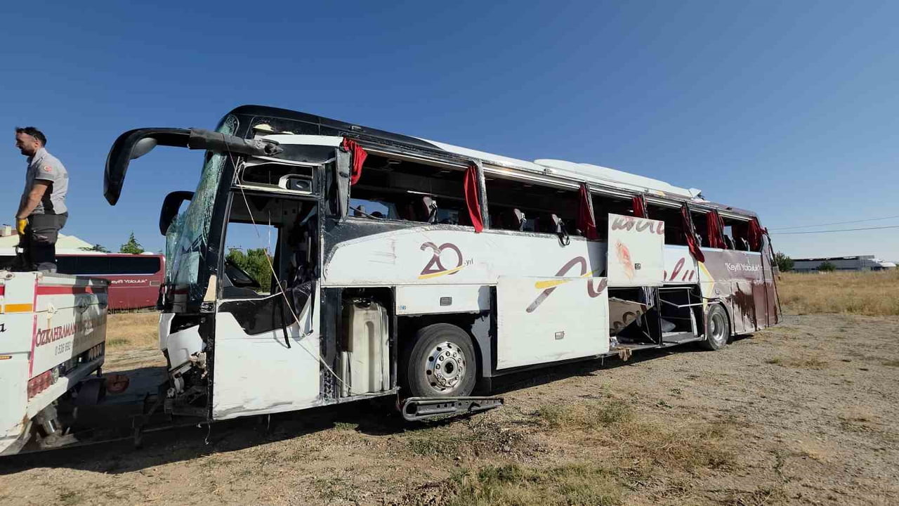KÜTAHYA-AFYONKARAHİSAR KARA YOLUNDA YOLCU OTOBÜSÜ BARİYERLERE ÇARPARAK DEVRİLDİ. OLAYDA İLK...