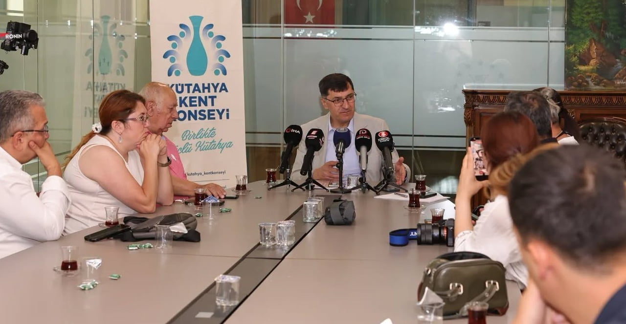 KÜTAHYA BELEDİYESİ'NİN 3 AYLIK FAALİYETLERİ DEĞERLENDİRİLDİ